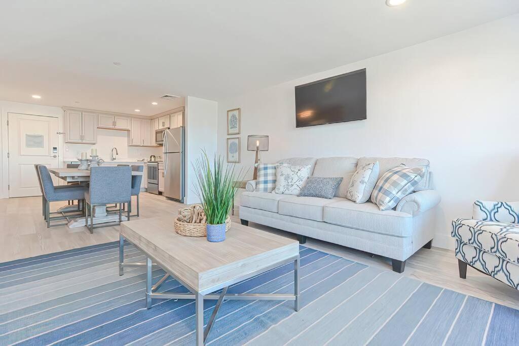 Downtown Plymouth Waterfront Luxury Condos Bagian luar foto